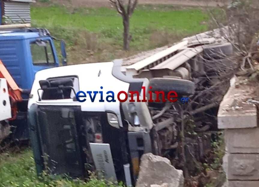 Εύβοια: Φορτηγό έπεσε από γέφυρα