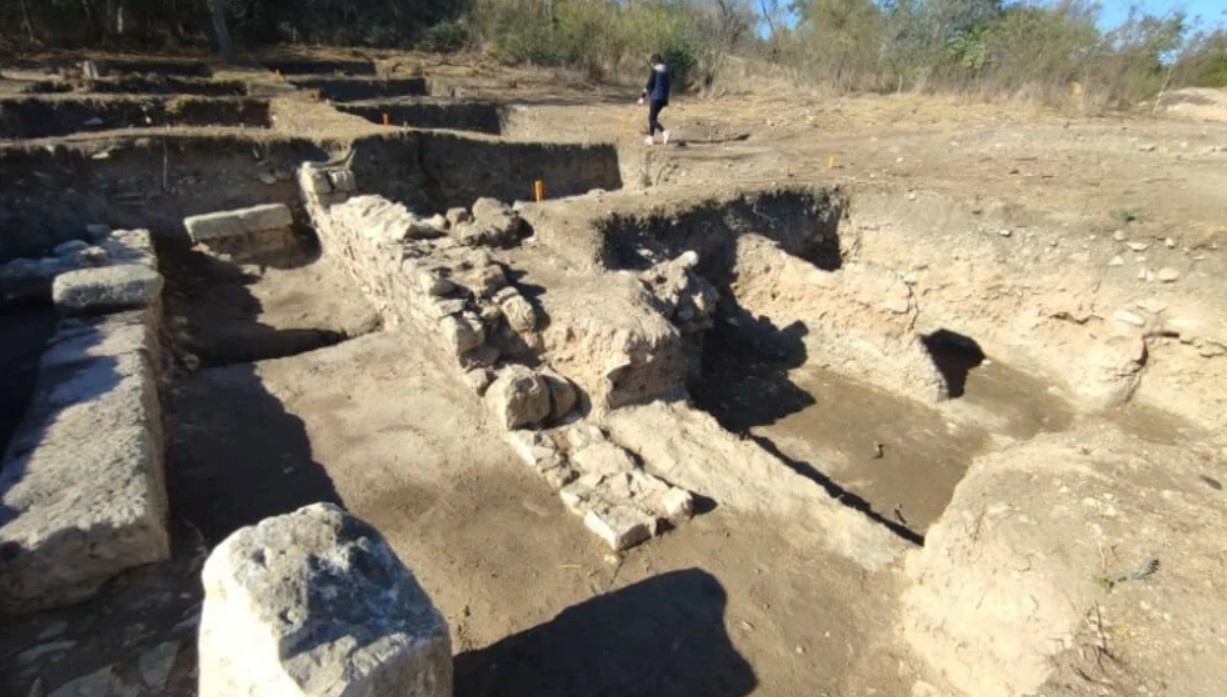 Ψηφιδωτά δαπέδου με παλαιοχριστιανικά σχέδια και σχεδόν 800 αντικείμενα σε αρχαιολογικό καταφύγιο ανακάλυψαν oι αρχαιολόγοι σε μια περιοχή που έγιναν πολλές μάχες, που άλλαξε πολλές φορές χέρια και που δοκιμάστηκε ακόμα και από τους Βησιγότθους.  Η ανακάλυψη έγινε στο αρχαιολογικό καταφύγιο της Μαρκιανούπολης, στο βορειοανατολικό τμήμα της Βουλγαρίας. Η πόλη σήμερα λέγεται Ντέβνια και φαίνεται ότι προήλθε από θρακικό οικισμό. Αργότερα κατοικήθηκε από εξελληνισμένους εποίκους από τη Μικρά Ασία και ονομάστηκε