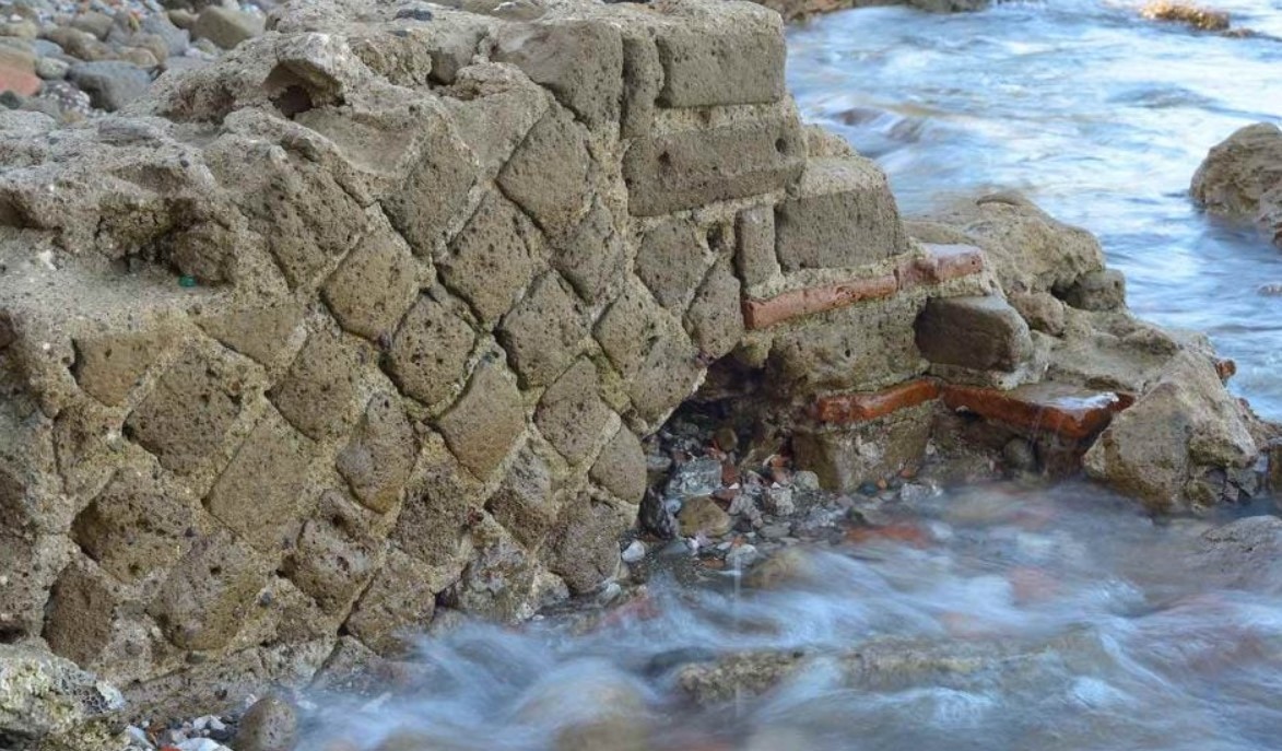 Μυστήριο με βίλα 2.000 ετών που βρήκαν οι αρχαιολόγοι κάτω από παραλία