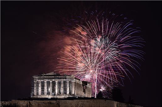 Η Ελλάδα υποδέχθηκε το νέο έτος