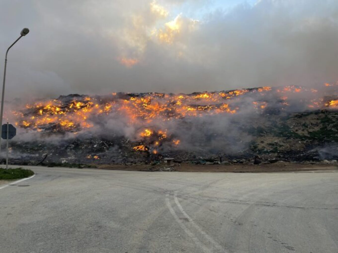 Μεγάλη φωτιά στη Νάξο: Πνέουν ισχυροί άνεμοι