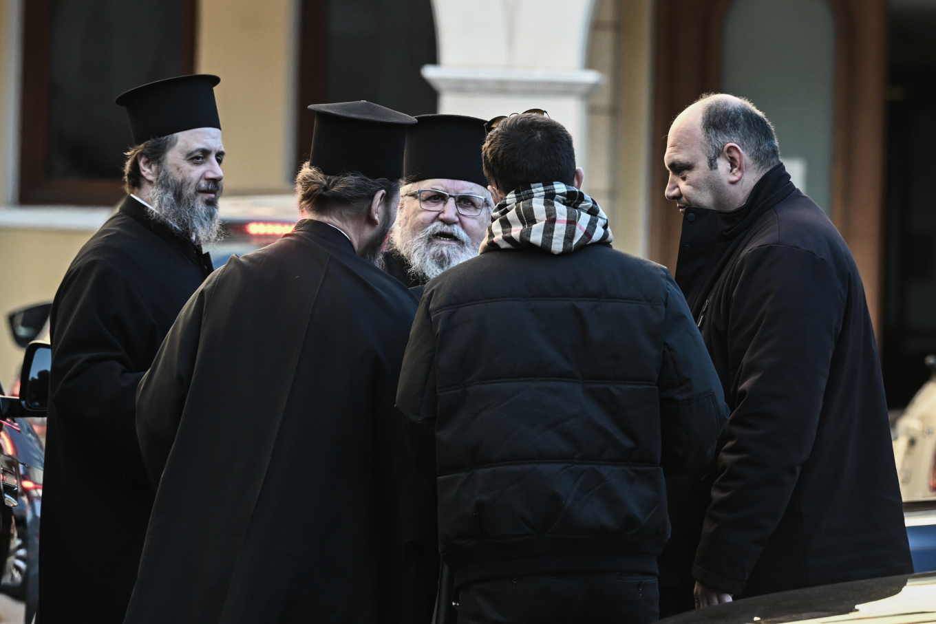 Στο ανακοινωθέν που διαβάστηκε μετά την ολοκλήρωση της συνεδρίασης, αναφέρθηκε μεταξύ άλλων πως «η Εκκλησία είναι κάθετα αντίθετη στο νομοσχέδιο», ενώ «η Ιεραρχία της Εκκλησίας ηγείται και δεν άγεται». Το νομοσχέδιο χαρακτηρίστηκε «ναρκοθετημένο, που αφήνει παραθυράκια» ενώ επισημάνθηκε πως «η Εκκλησία δεν νομοθετει αλλά δεν δέχεται να επεμβαίνει η πολιτεία. Η εκκλησία δεν μπορεί να είναι κράτος εν κρατεί, πρέπει να υπάρχει οριοθέτηση μεταξύ εκκλησιαστικής και κρατικής διοίκησης». Ακόμη τονίστηκε πως «οι βο