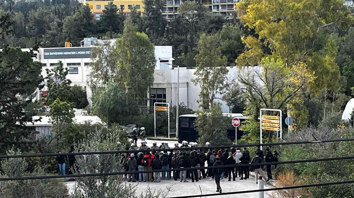Διαλύθηκε η κατάληψη, στο κτίριο της Πρυτανείας του Εθνικού Μετσόβιου Πολυτεχνείου έπειτα από επέμβαση της αστυνομίας, Από την επιχείρηση της αστυνομίας πραγματοποιήθηκαν πέντε προσαγωγές. Στις 8:30 το πρωί της Δευτέρας, περίπου 40 αναρχικοί εισέβαλαν στο κτίριο της Πρυτανείας του Μετσόβιου Πολυτεχνείου, απομάκρυναν βίαια τους υπαλλήλους και στη συνέχεια άρχισαν να σπάνε τζαμαρίες, προκαλώντας σοβαρές υλικές ζημιές.  Στη συνέχεια, παρέμειναν στον χώρο και ανήρτησαν πανό. Η συγκεκριμένη κατάληψη δεν συνδέετα