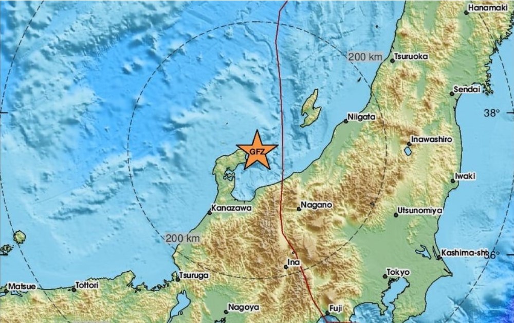 Ισχυρός σεισμός μεγέθους 7,4 βαθμών της κλίμακας Ρίχτερ έπληξε τη βόρεια κεντρική Ιαπωνία σήμερα, όπως μετέδωσε η δημόσια τηλεόραση NHK. Η Ιαπωνική Μετεωρολογική Υπηρεσία εξέδωσε προειδοποίηση για τσουνάμι κατά μήκος των παραλιακών περιοχών των νομαρχιών Τογιάμα, Ισικάουα και Νιιγκάτα. Ο ιαπωνικός δημόσιος ραδιοτηλεοπτικός σταθμός NHK TV προειδοποίησε ότι οι χείμαρροι νερού θα μπορούσαν να φτάσουν έως και τα 5 μέτρα (16,5 πόδια) και προέτρεψε τους ανθρώπους να φύγουν σε ψηλές περιοχές ή στην κορυφή ενός κον