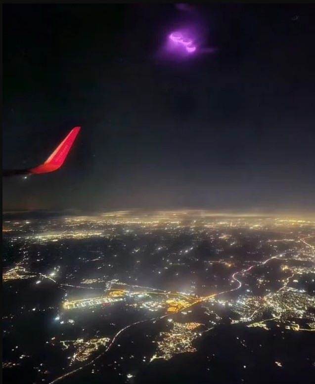Αεροσυνοδός υποστηρίζει ότι βιντεοσκόπησε UFO εν πτήσει