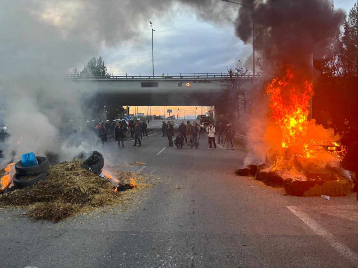 Νέα μπλόκα από τους αγρότες - Έκλεισαν δρόμους και άναψαν φωτιές