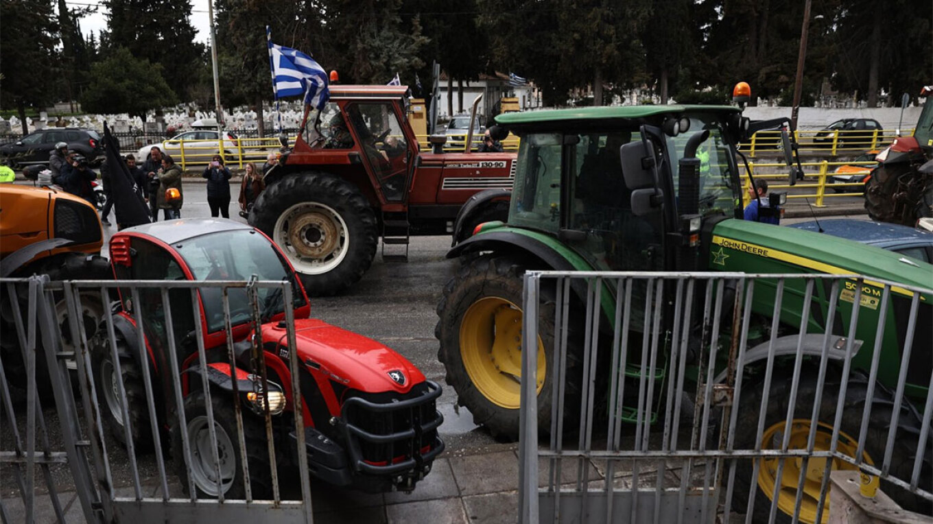 Αγρότες με τρακτέρ απέκλεισαν το Τελωνείο στη Λάρισα