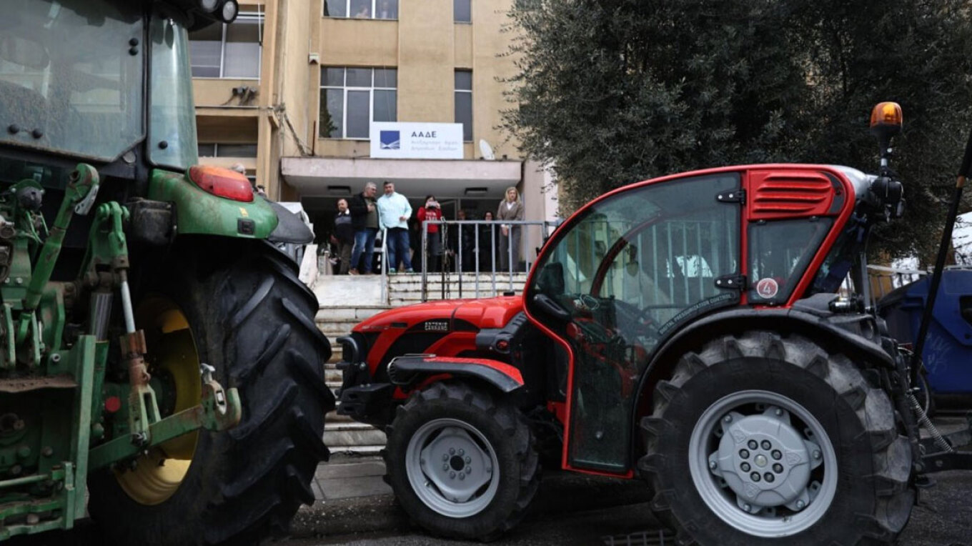 Αγρότες με τρακτέρ απέκλεισαν το Τελωνείο στη Λάρισα