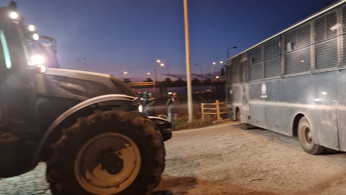 Θεσσαλονίκη: Μπλόκο της Αστυνομίας στους αγρότες που προσπάθησαν να κλείσουν την εθνική οδό με τα τρακτέρ
