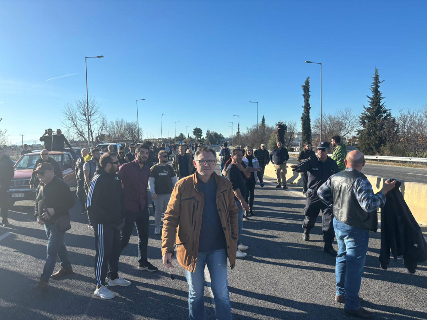 Αγρότες έκλεισαν για μισή ώρα τον κόμβο της Νίκαιας στην Εθνική Οδό