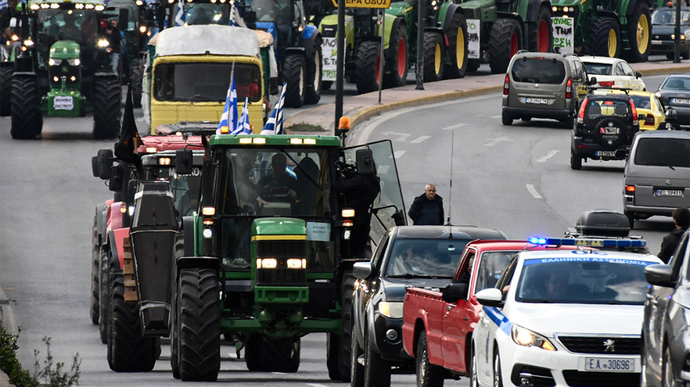 Έφτασαν τα τρακτέρ στο Σύνταγμα