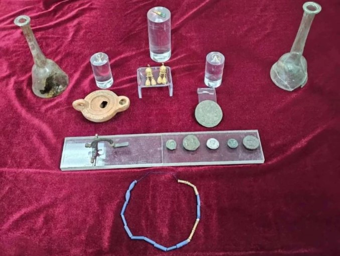 Μυστήριο με μετάλλιο με επιγραφές στα αρχαία ελληνικά