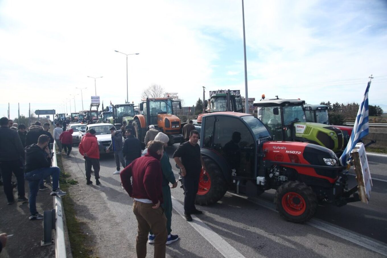 Αγρότες: Η αστυνομία διέκοψε τη μηχανοκίνητη πορεία προς το Υπουργείο Μακεδονίας – Θράκης (Photos)