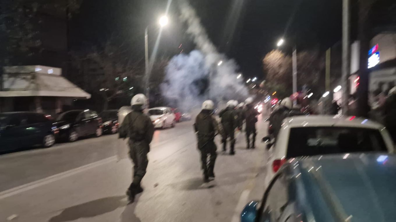 Επεισόδια ξέσπασαν ξανά στη Θεσσαλονίκη μεταξύ κουκουλοφόρων και δυνάμεων των ΜΑΤ, έξω από το Αριστοτέλειο Πανεπιστήμιο Θεσσαλονίκης (ΑΠΘ), μετά την πορεία αντιεξουσιαστών κατά του νέου ποινικού κώδικα.  Λίγο μετά τις 21:00, οι κουκουλοφόροι αποχώρησαν και η οδός Εθνικής Άμυνης δόθηκε στην κυκλοφορόα.  Νωρίτερα, κουκουλοφόροι έβαλαν φωτιά σε κάδο επί της οδού Εθνικής Αμύνης και στη συνέχεια πέταξαν μολότοφ και πέτρες προς τις αστυνομικές δυνάμεις, οι οποίες απάντησαν με χειροβομβίδες κρότου λάμψης και χρήση