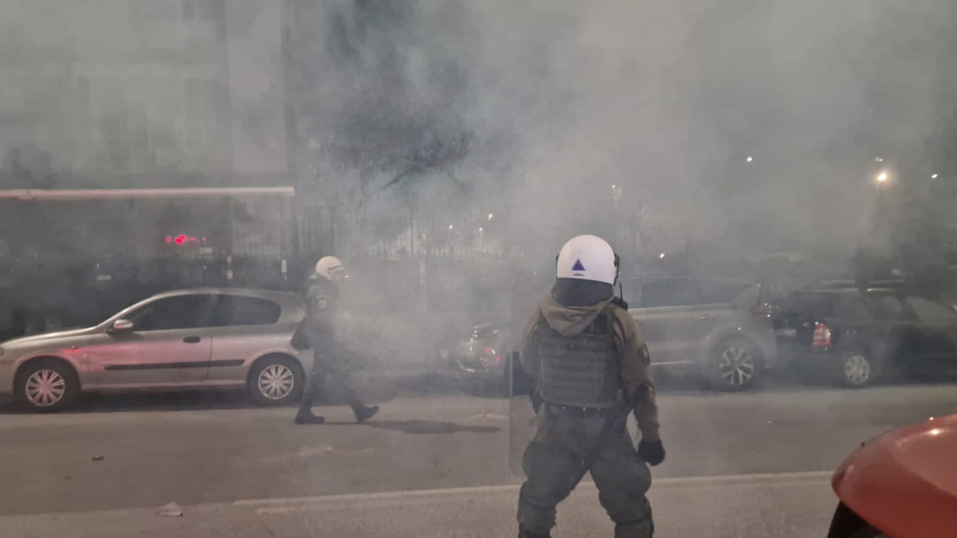 Επεισόδια ξέσπασαν ξανά στη Θεσσαλονίκη μεταξύ κουκουλοφόρων και δυνάμεων των ΜΑΤ, έξω από το Αριστοτέλειο Πανεπιστήμιο Θεσσαλονίκης (ΑΠΘ), μετά την πορεία αντιεξουσιαστών κατά του νέου ποινικού κώδικα.  Λίγο μετά τις 21:00, οι κουκουλοφόροι αποχώρησαν και η οδός Εθνικής Άμυνης δόθηκε στην κυκλοφορόα.  Νωρίτερα, κουκουλοφόροι έβαλαν φωτιά σε κάδο επί της οδού Εθνικής Αμύνης και στη συνέχεια πέταξαν μολότοφ και πέτρες προς τις αστυνομικές δυνάμεις, οι οποίες απάντησαν με χειροβομβίδες κρότου λάμψης και χρήση