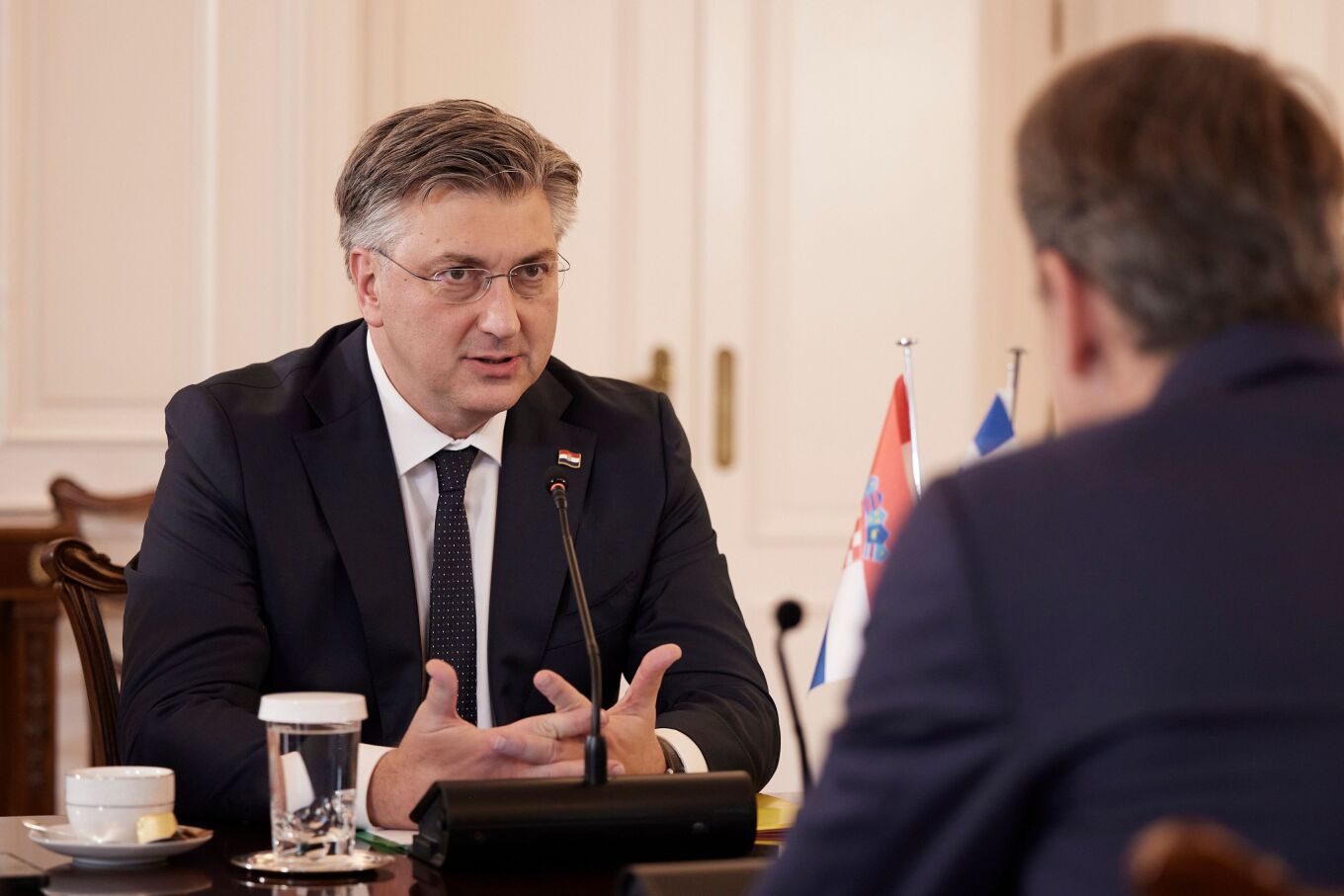 Κασσελάκης: Είναι αδιανόητο να είσαι αγρότης και να μην μπορείς να επιβιώσεις  Στη θέση στην οποία βρίσκονται οι αγρότες στη σημερινή κοινωνία αναφέρθηκε την Παρασκευή από το μπλόκο του Ε65 ο πρόεδρος του ΣΥΡΙΖΑ, Στέφανος Κασσελάκης, στο πλαίσιο της περιοδείας του.  «Οι άνθρωποι μοχθούν εδώ και χρόνια και έχουν γίνει οι σύγχρονοι σίσυφοι της κοινωνίας. Είναι αδιανόητο το να είσαι αγρότης και να μην μπορείς να επιβιώσεις. Βλέπεις αυτό που παράγεις να πωλείται ακριβά στο super market και να αναρωτιέσαι πού χά