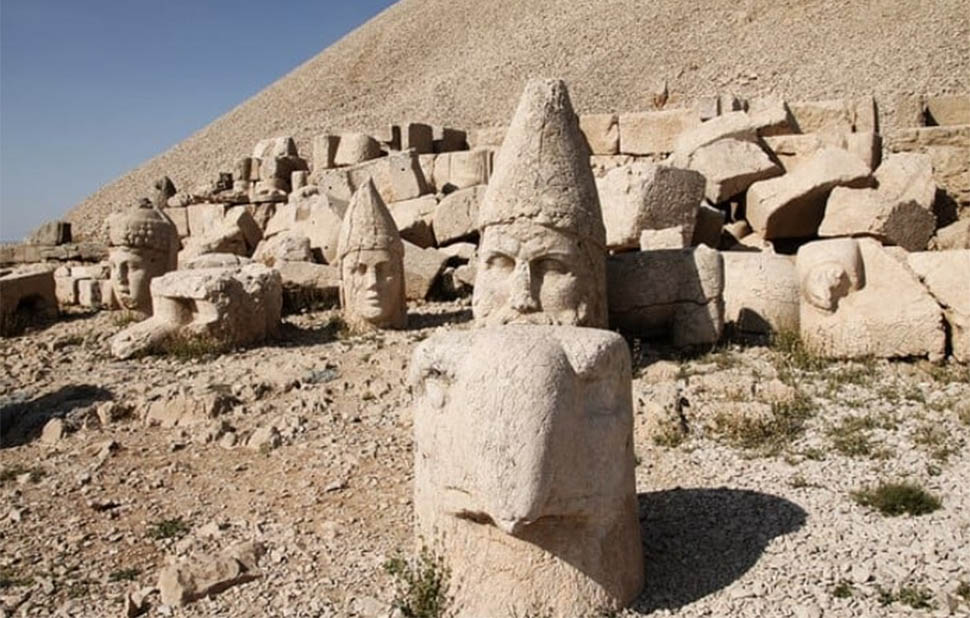 Ερείπια του ναού που κατασκεύασε ο Αντίοχος Α’ στο όρος Νεμρούντ