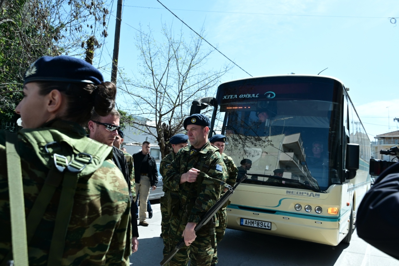 Στον κεντρικό δρόμο της Θήβας παρέλασε στις 12 το μεσημέρι ο Στέφανος Κασσελάκης, με αφορμή τον εορτασμό της εθνικής επετείου της 25ης Μαρτίου. O πρόεδρος του ΣΥΡΙΖΑ συμμετείχε σε στρατιωτικό άγημα 36 ατόμων που, κατά πληροφορίες, αποτελούνταν από νεοσύλλεκτους του Κέντρου Εκπαίδευσης στη Θήβα.