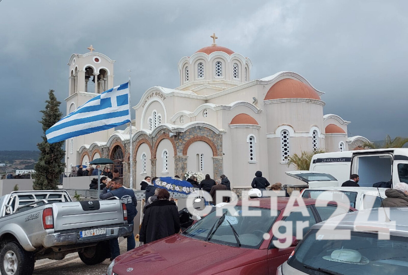 Κρήτη: Σε κλίμα οδύνης η κηδεία του 33χρονου Μανώλη που σκοτώθηκε από τη φωτοβολίδα 
