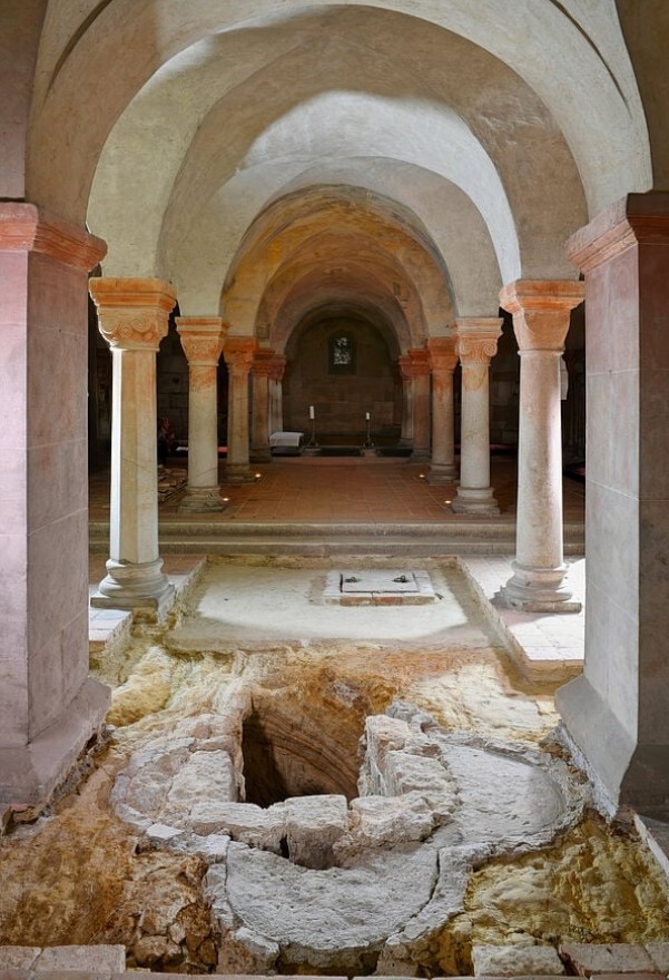 Μία σπάνια κολυμπήθρα ανακάλυψαν αρχαιολόγοι σε κρύπτη εκκλησίας. Η κολυμβήθρα της μεσαιωνικής, Οθωνικής Δυναστείας του 10ου αιώνα, ανακαλύφθηκε σε κρύπτη της εκκλησίας St. Servantii στην μικρή πόλη Κβέντλινμπουργκ, της Γερμανίας.  Οι αρχαιολόγοι πιστεύουν ότι θα μπορούσε να είναι το αρχαιότερο εύρημα τετραλοβής κολυμβήθρας -σταυροειδούς σχήματος, στα βόρεια των Άλπεων. Σύμφωνα με την Κρατική Υπηρεσία για τη Διατήρηση των Μνημείων και Αρχαιολογίας της Σαξονίας-Άνχαλτ, είναι πιθανόν, πολλά εξέχοντα μέλη της 