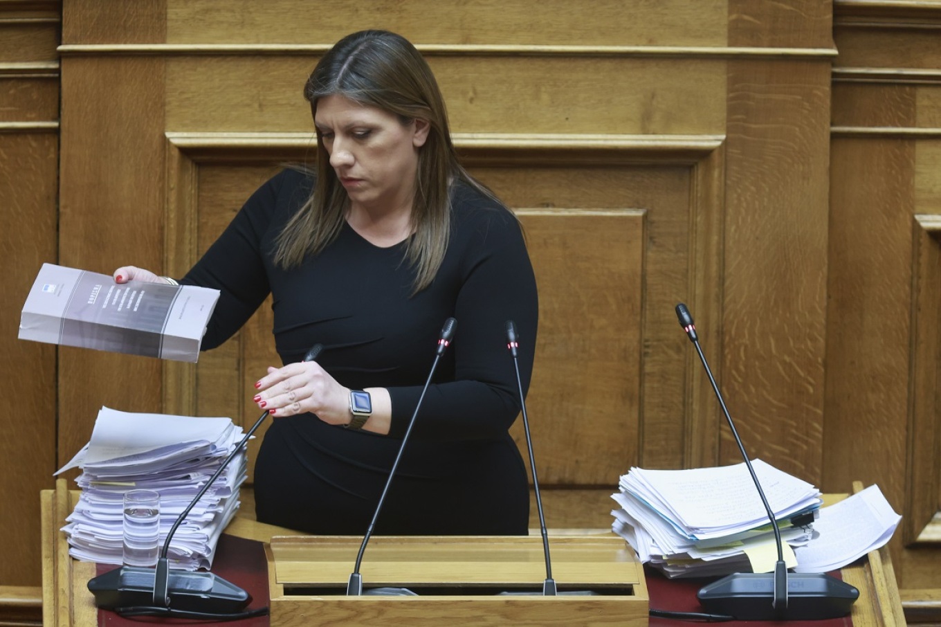Η Κωνσταντοπούλου ανέβηκε να μιλήσει στο βήμα της Βουλής με ένα «βουνό» από έγγραφα
