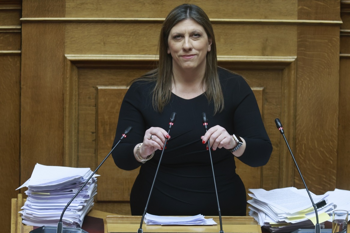 Η Κωνσταντοπούλου ανέβηκε να μιλήσει στο βήμα της Βουλής με ένα «βουνό» από έγγραφα
