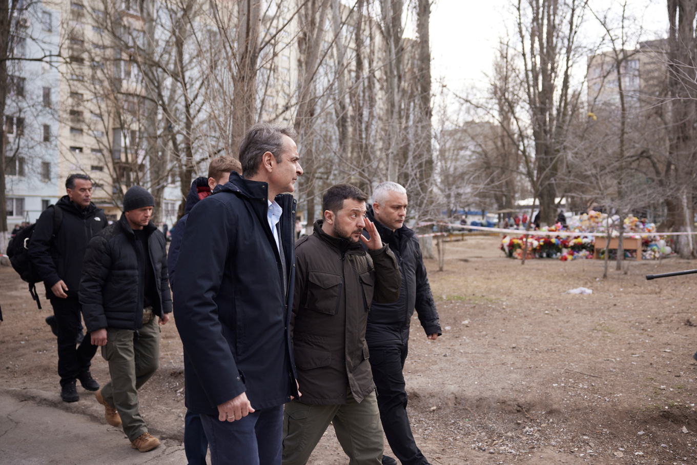 Αναλυτικά οι δηλώσεις:  Κυριάκος Μητσοτάκης: Αξιότιμε κύριε Πρόεδρε, φίλε Volodymyr, ευχαριστώ και εκ μέρους της αντιπροσωπείας μας γι΄ αυτήν την πολύ ζεστή υποδοχή.  Θα ξεκινήσω εκφράζοντας τα ειλικρινή μου συλλυπητήρια για τον αποτρόπαιο βομβαρδισμό της 2ας Μαρτίου κατά αστικών συγκροτημάτων εδώ στην Οδησσό.  Τον αποτροπιασμό μας για τις ενέργειες της Ρωσίας κατά της χώρας σας τον έχουμε εκφράσει πολλές φορές, αλλά δεν θα σταματήσει ποτέ να μας προκαλεί οδύνη τέτοιος βαθμός βιαιότητας και βαρβαρότητας, πο