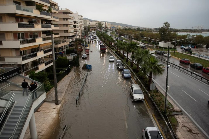 Πλημμύρισε η Παραλιακή στον Άλιμο