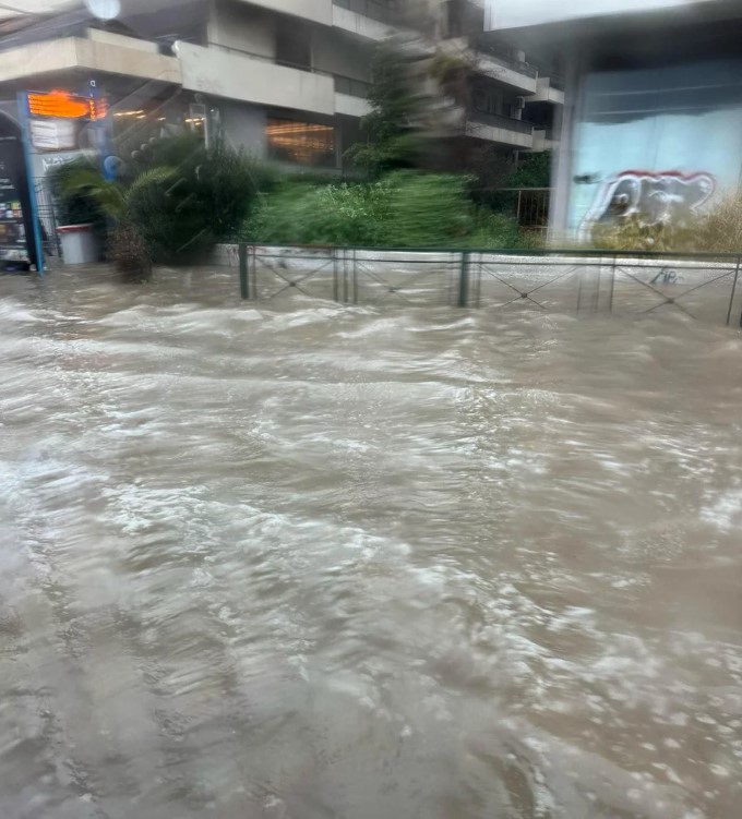 Πλημμύρισε η Παραλιακή στον Άλιμο (Photos)