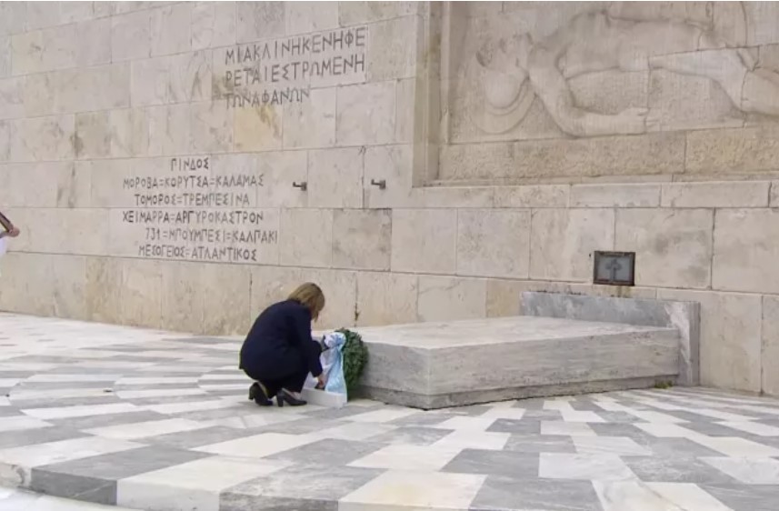 H Σακελλαροπούλου κατέθεσε στεφάνι στο Μνημείο του Αγνώστου Στρατιώτη