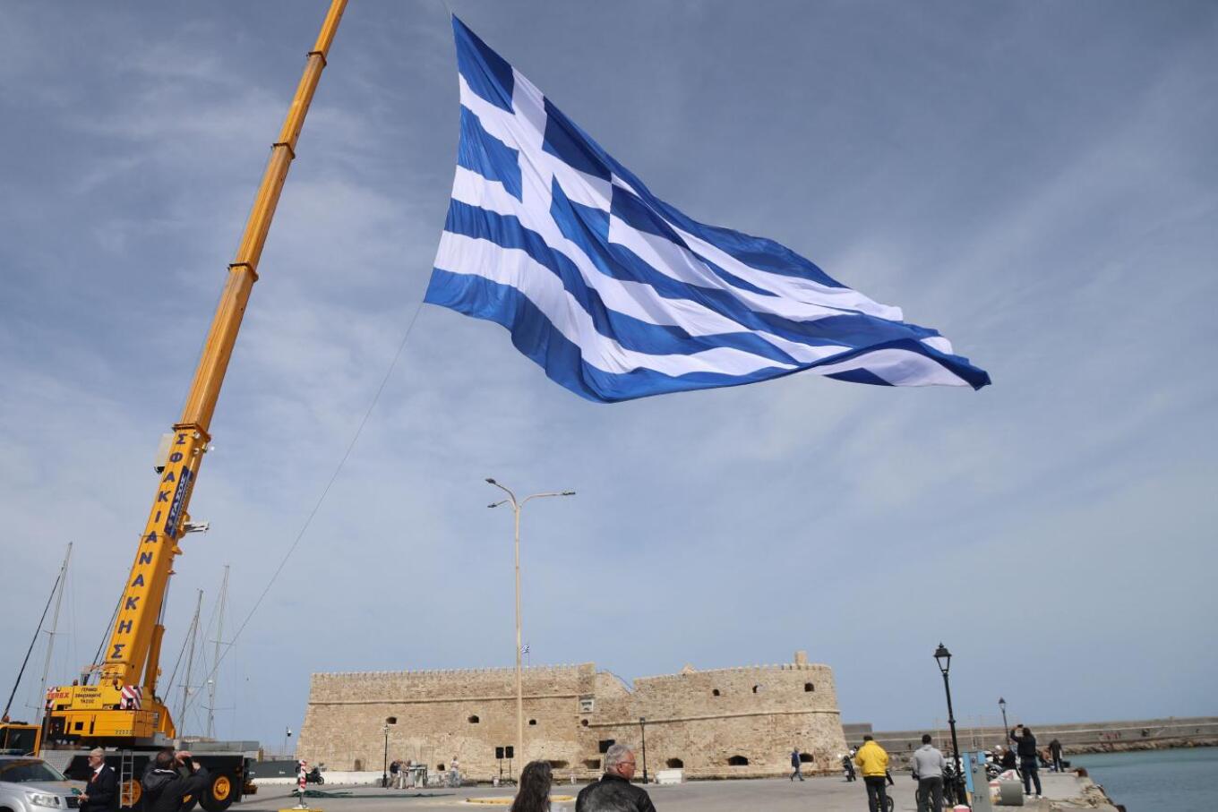 25η Μαρτίου: Τεράστια σημαία υψώθηκε στο λιμάνι του Ηρακλείου
