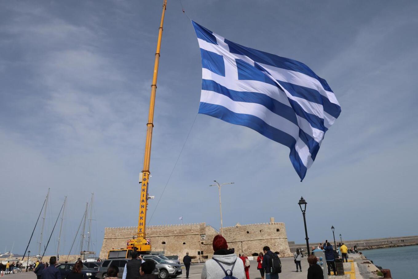 25η Μαρτίου: Τεράστια σημαία υψώθηκε στο λιμάνι του Ηρακλείου