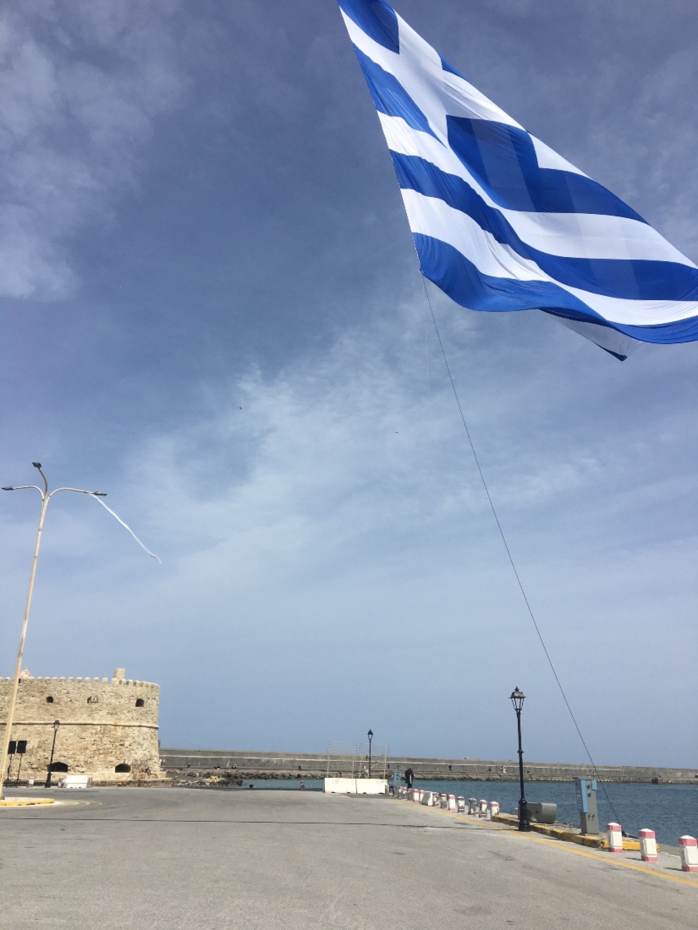 25η Μαρτίου: Τεράστια σημαία υψώθηκε στο λιμάνι του Ηρακλείου 