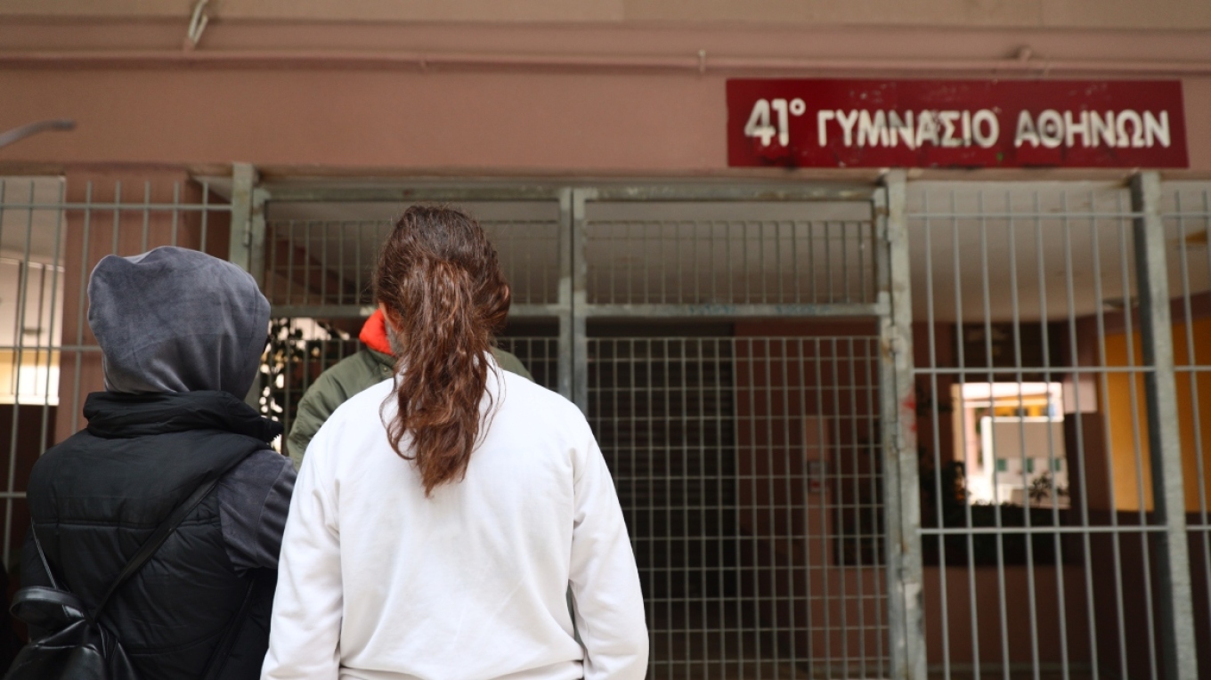 Στη σύλληψη του 19χρονου γεωργιανής καταγωγής, που επιτέθηκε και τραυμάτισε με σφυρί 18χρονο εντός σχολείου στην Κυψέλη, προχώρησαν οι Αρχές. Το αιματηρό περιστατικό έλαβε χώρα το πρωί της Τρίτης. Ο συλληφθείς θα οδηγηθεί στον κ. Εισαγγελέα Πλημμελειοδικών Αθηνών. Η ανακοίνωση της ΕΛΑΣ: «Συνελήφθη στο πλαίσιο της αυτόφωρης διαδικασίας, πρωινές ώρες σήμερα (26-3-2024) στην περιοχή του Αγίου Παντελεήμονα, από αστυνομικούς της Άμεσης Δράσης, 19χρονος ημεδαπός κατηγορούμενος για απόπειρα ανθρωποκτονίας κατά συρ