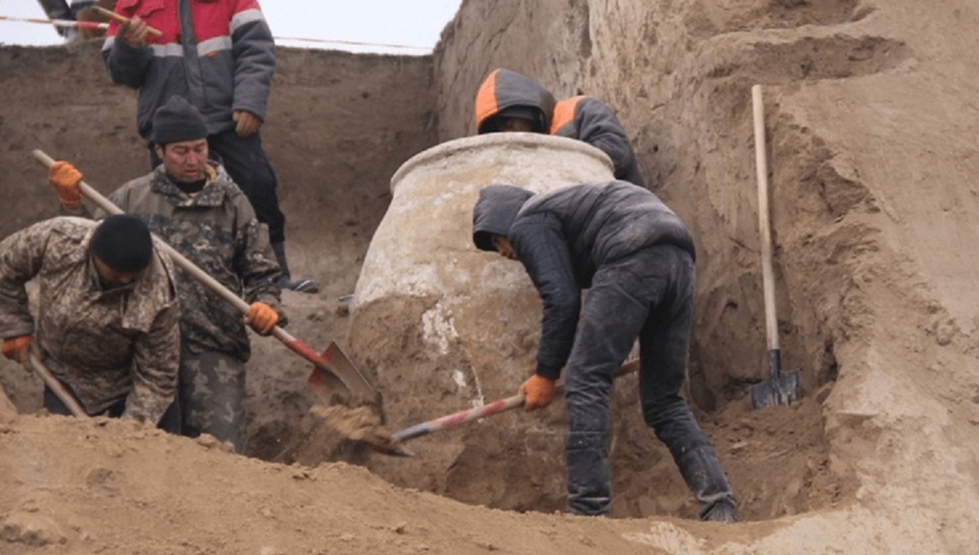 Τεράστιο αρχαίο πιθάρι βρέθηκε άθικτο