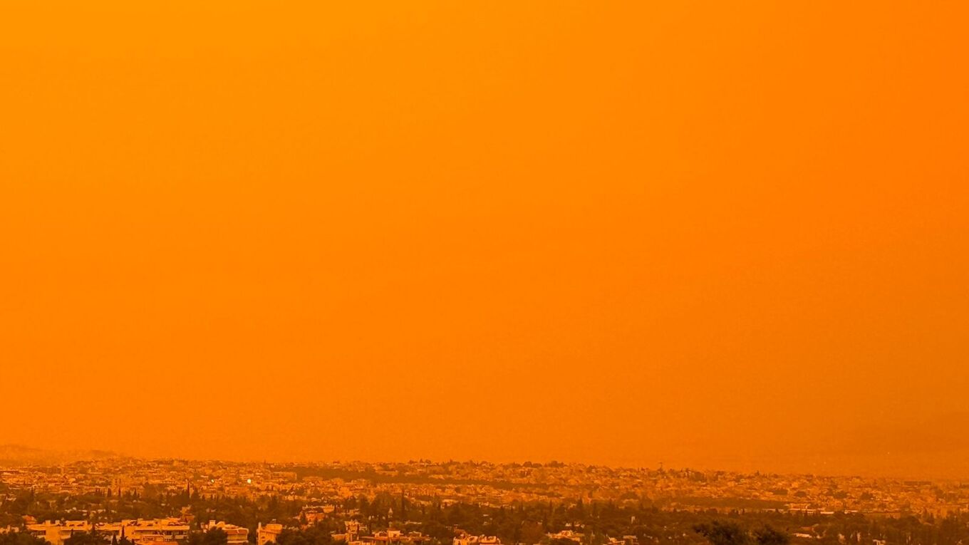 Στο έλεος της αφρικανικής σκόνης και η Αθήνα – Αποπνικτική ατμόσφαιρα