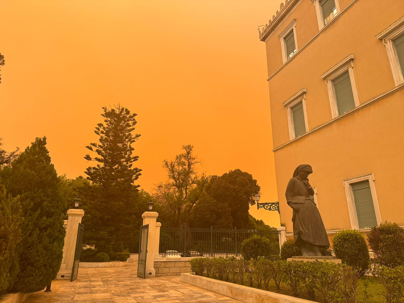 Στο έλεος της αφρικανικής σκόνης και η Αθήνα – Αποπνικτική ατμόσφαιρα