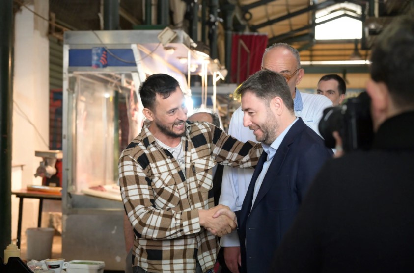 Ο πρόεδρος του ΠΑΣΟΚ επισκέφτηκε τη Βαρβάκειο Αγορά και συναντήθηκε με τον δήμαρχο Αθηναίων, Χάρη Δούκα.