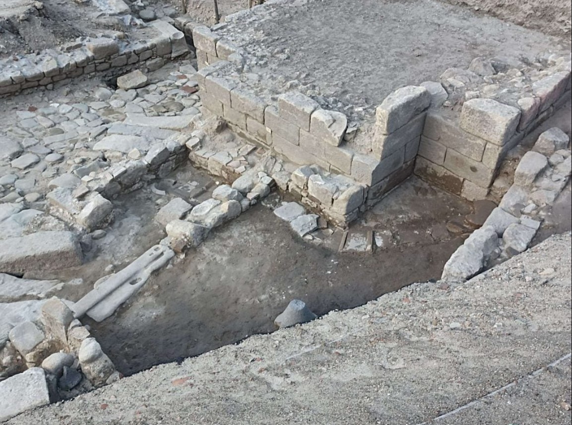 Αρχαιολόγοι εντόπισαν ένα κάστρο 600 ετών με τάφρο κάτω από ξενοδοχείο