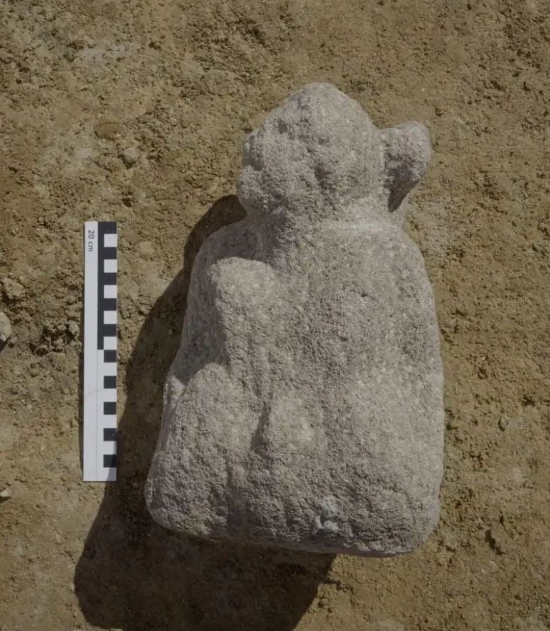Γλυπτό θεότητας με σώμα φιδιού εντόπισαν αρχαιολόγοι σε ρωμαϊκό φρούριο