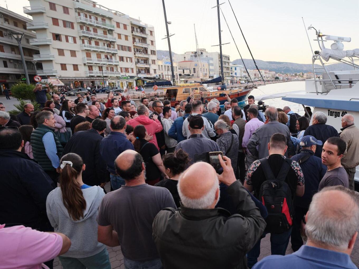 Στη Χίο έφτασε το απόγευμα της Παρασκευής ο Στέφανος Κασσελάκης, στο πλαίσιο της πολυήμερης περιοδείας του στα νησιά του Αιγαίου. Ο πρόεδρος του ΣΥΡΙΖΑ μετά την άφιξή του στο λιμάνι της Χίου μετέβη στο «Ομήρειο» Πολιτιστικό Κέντρο για να απευθύνει σύντομο χαιρετισμό στην πανελλαδική συνεδρίαση της Κεντρικής Ένωσης Επιμελητηρίων Ελλάδας, που λαμβάνει χώρα σήμερα στο νησί. Ο αρχηγός της Αξιωματικής Αντιπολίτευσης επισκέφτηκε τη Ένωση Μαστιχοπαραγωγών Χίου και έπειτα είχε συνάντηση στο δημαρχείο με τον δήμαρχο