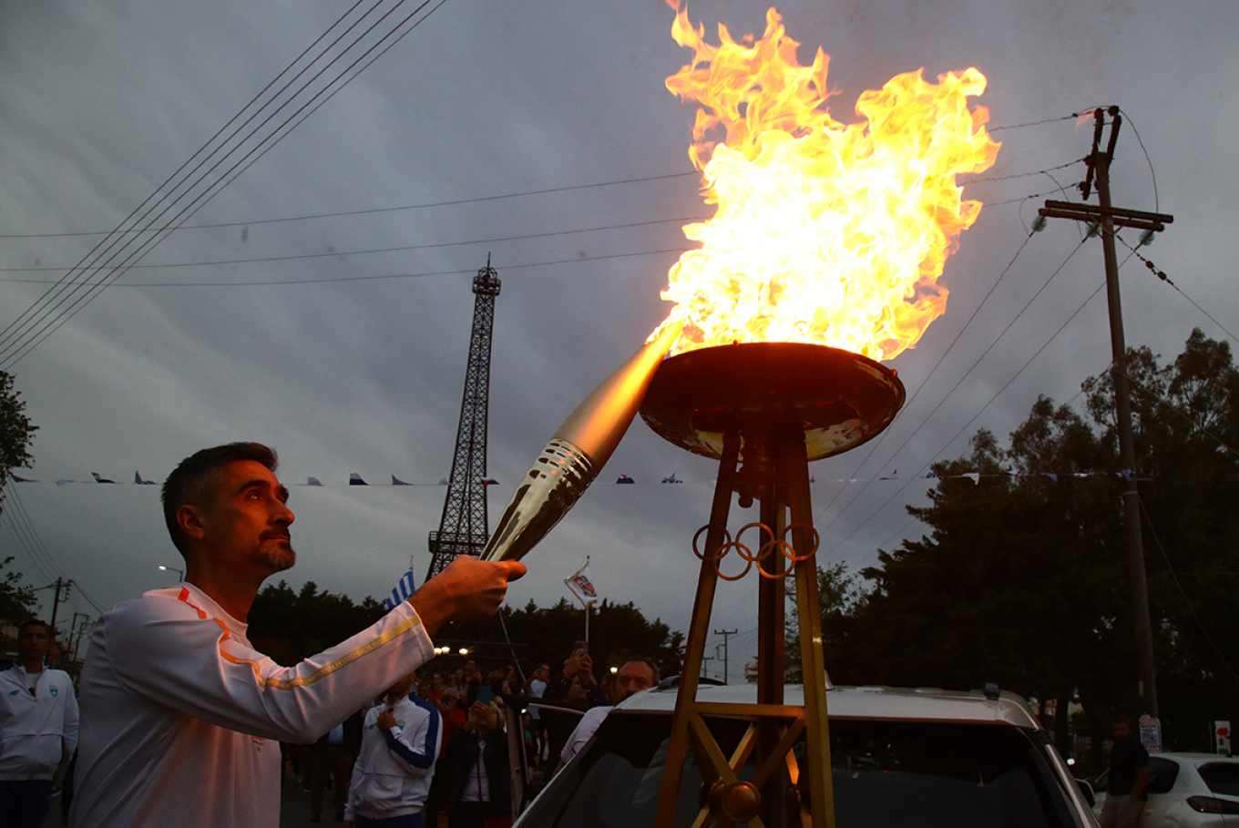 Η Ολυμπιακή Φλόγα στον Πύργο του Άιφελ στα …Φιλιατρά