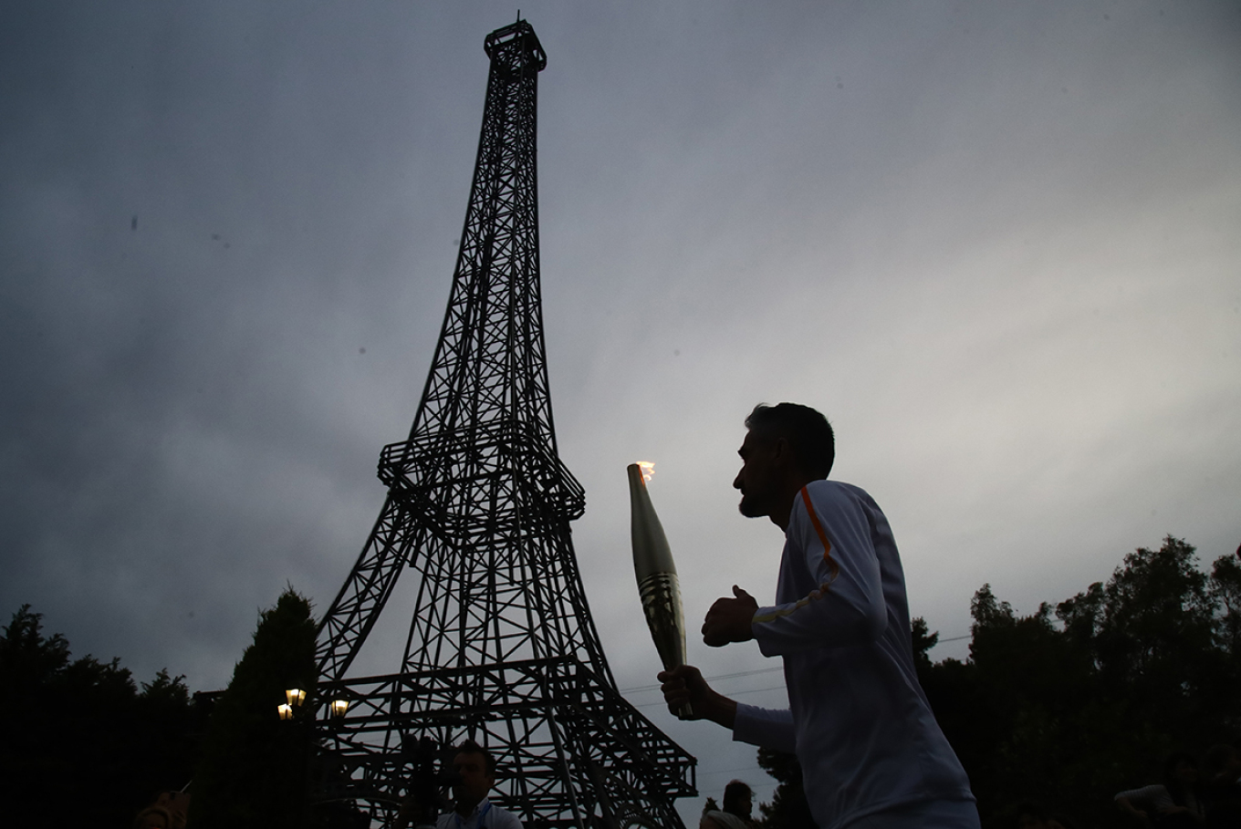 Η Ολυμπιακή Φλόγα στον Πύργο του Άιφελ στα …Φιλιατρά