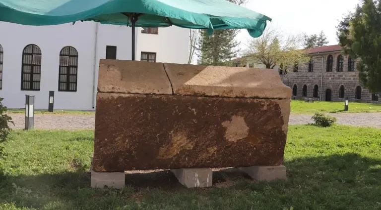 Μυστήριο με ρωμαϊκή σαρκοφάγο που ανακαλύφθηκε ανάμεσα σε τείχη 5.000 ετών