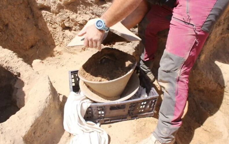 Βρέθηκε ένα αρχαίο βάζο ελεφαντόδοντου που θάφτηκε πριν από 6.000 χρόνια