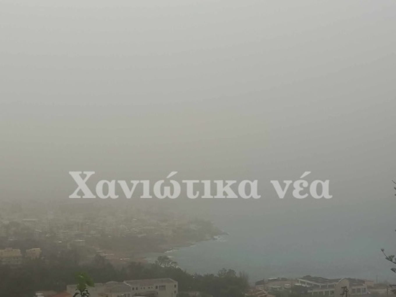Τοπίο στην ομίχλη και στα Χανιά με την αφρικανική σκόνη να είναι έντονη και την ατμόσφαιρα αποπνικτική. Μάλιστα, σήμερα ο υδράργυρος στην πόλη ξεπέρασε τους 35 βαθμούς Κελσίου.  xania1 xania2 xania3   Συγκεντρώσεις ρεκόρ στην Κρήτη  Η Κρήτη και η Πελοπόννησος πλήττονται ιδιαίτερα από το κύμα μεταφοράς σκόνης από τη Σαχάρα, ενώ υψηλές είναι οι συγκεντρώσεις και στην Αττική, όπως είπε στο protothema.gr ο διευθυντής Ερευνών του Αστεροσκοπείου της Αθήνας, Κώστας Λαγουβάρδος. Είναι χαρακτηριστικό για την κατάστα