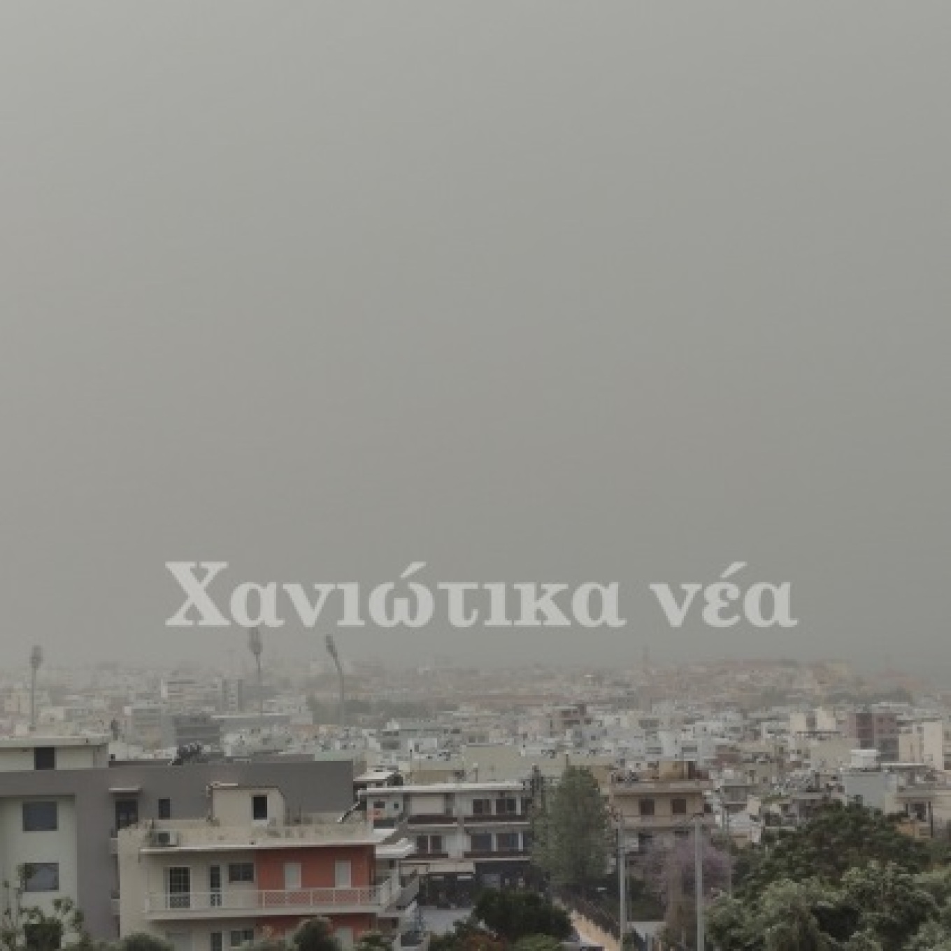 Τοπίο στην ομίχλη και στα Χανιά με την αφρικανική σκόνη να είναι έντονη και την ατμόσφαιρα αποπνικτική. Μάλιστα, σήμερα ο υδράργυρος στην πόλη ξεπέρασε τους 35 βαθμούς Κελσίου.  xania1 xania2 xania3   Συγκεντρώσεις ρεκόρ στην Κρήτη  Η Κρήτη και η Πελοπόννησος πλήττονται ιδιαίτερα από το κύμα μεταφοράς σκόνης από τη Σαχάρα, ενώ υψηλές είναι οι συγκεντρώσεις και στην Αττική, όπως είπε στο protothema.gr ο διευθυντής Ερευνών του Αστεροσκοπείου της Αθήνας, Κώστας Λαγουβάρδος. Είναι χαρακτηριστικό για την κατάστα
