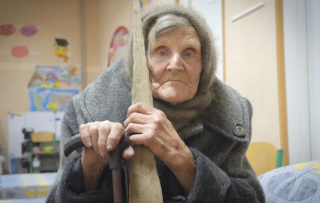 Αιωνόβια γιαγιά στην Ουκρανία περπάτησε 10χλμ για να γλυτώσει από τους εισβολείς Ρώσους