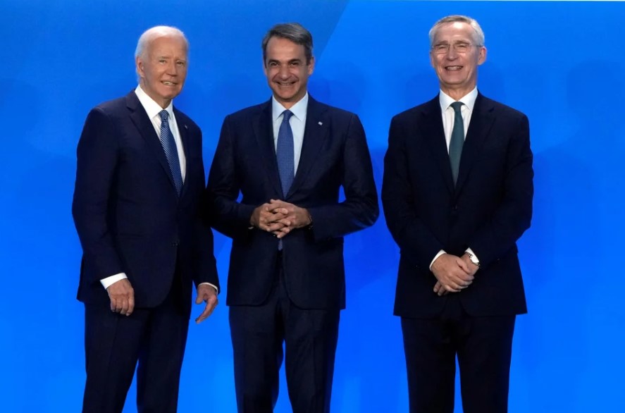 Η συνομιλία Μητσοτάκη-Μπλίνκεν στη Σύνοδο του ΝΑΤΟ και η χειραψία με Μπάιντεν