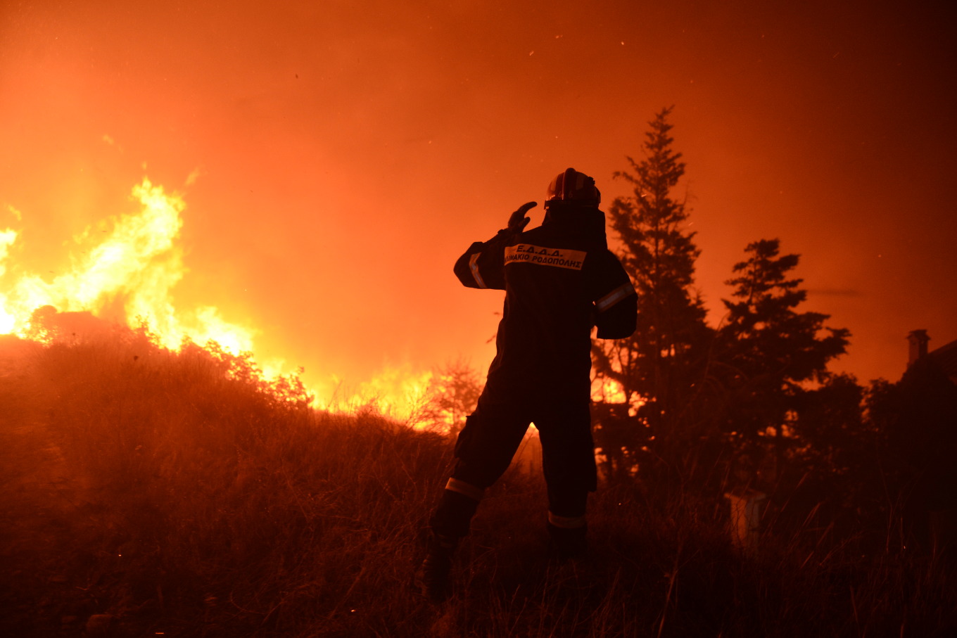Πύρινη κόλαση στη βορειοανατολική Αττική: 